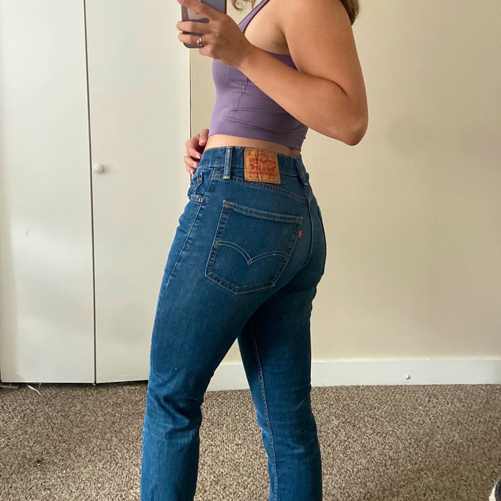 Mid rise Levis blue jeans